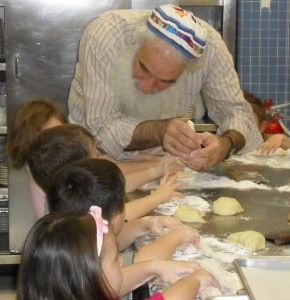Rabbi Jonathan with Kids at challah workshop
